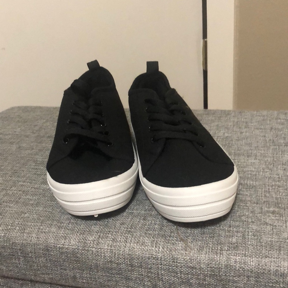 Black tennis shoes-never worn